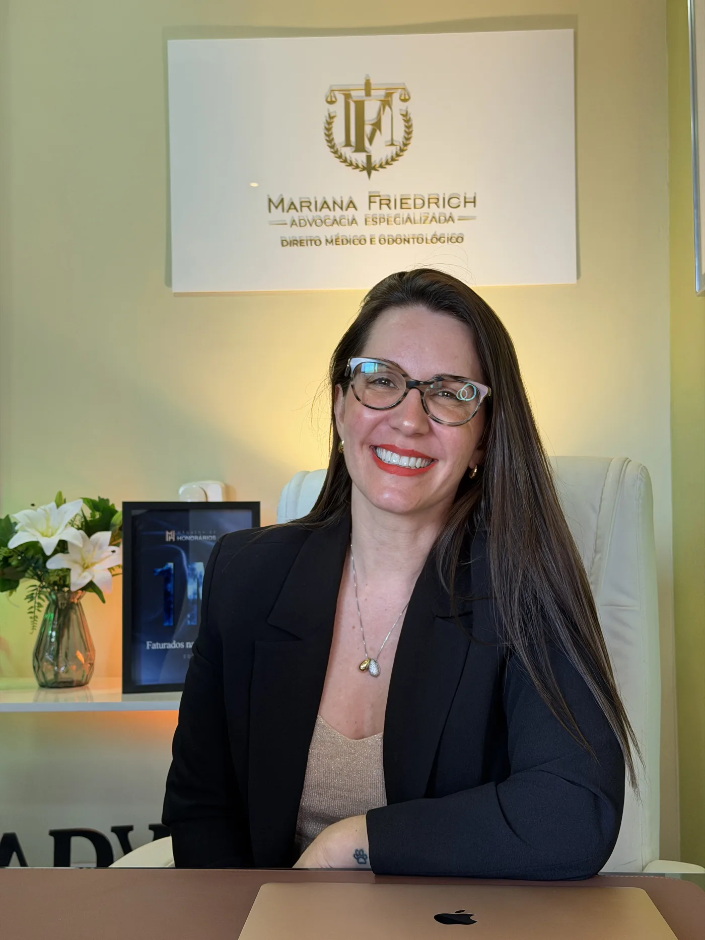 Dra. Mariana Friedrich em seu escritório